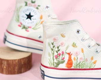 Zapatillas Converse bordadas personalizadas: zapatos de boda con zorros y flores en el jardín
