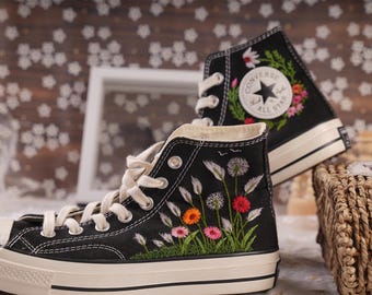 Individuell bestickte Hochzeits-Sneaker: Geblümtes Wildleder, handgenäht