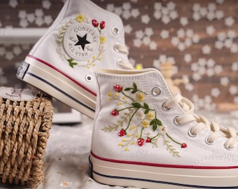 Zapatillas Converse bordadas: diseño verde salvia, fresa y flor