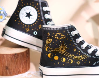Handgeborduurde Converse Chuck Taylor high-tops, ruimtethema