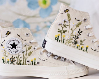 Chaussures de mariage brodées / Converse hautes / Jardin de chrysanthèmes colorés personnalisés / Papillons et myosotis / Chaussures de mariage de jardin brodées