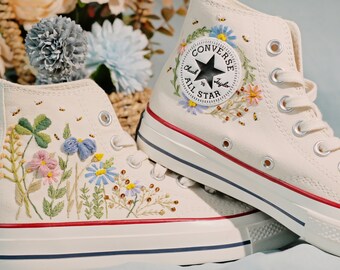 Handgeborduurde Converse high-tops: aangepaste chrysantentuin