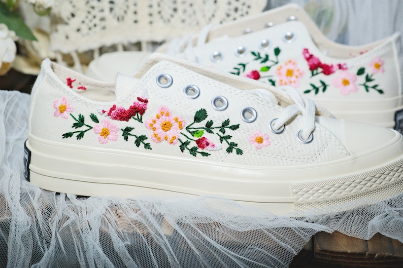 Custom Wedding Converse low tops / Wedding Flowers Embroidered Shoes/ Bridal Flowers Sneakers/ Wedding Bouquet Embroidered Sneakers image 2