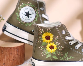 グリーンの刺繍入りコンバースシューズ、ひまわりの花束、特注ウェディングギフト