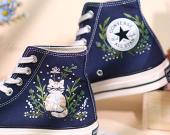 Geborduurde Converse-trouwschoenen: aangepast kattenboeketontwerp