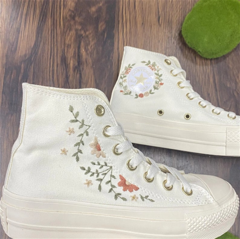 Baskets de mariage/cadeau de la Saint-Valentin/fleurs de mariage brodées chaussures plateforme haute 4 cm/converse de mariage Converse fleurs brodées image 8