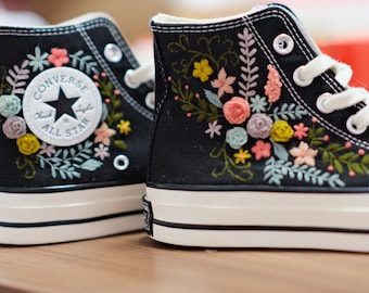 Handbestickte Chuck Taylor High Tops aus den 1970er Jahren