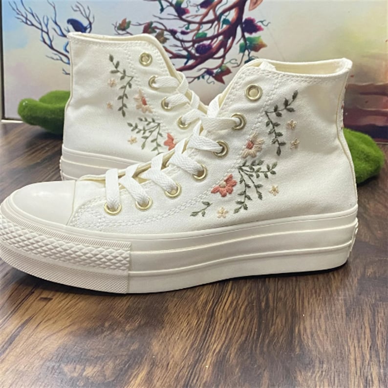 Baskets de mariage/cadeau de la Saint-Valentin/fleurs de mariage brodées chaussures plateforme haute 4 cm/converse de mariage Converse fleurs brodées image 7