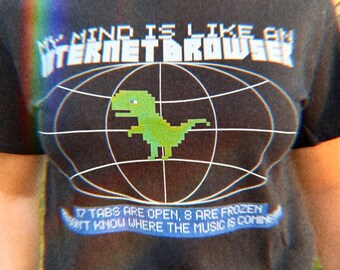 Mi mente es como un navegador de Internet. Camiseta divertida. 17 pestañas abiertas, 8 congeladas. Camiseta gráfica con humor tecnológico. Camiseta retro con dinosaurios y píxeles. Regalo geek.