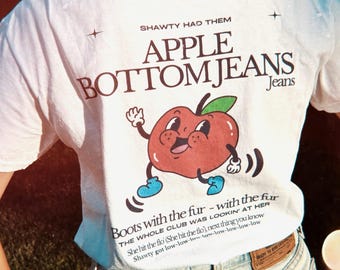 Camiseta de algodão branca com design retrô de maçã | Camiseta gráfica engraçada com jeans Apple Bottom | Camiseta Flo Rida | Camiseta de frutas vintage peculiar | Vibe dos anos 90