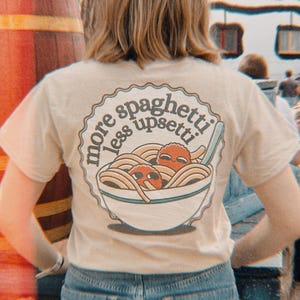 Beiges Shirt mit Retro “ More Spaghetti Less Upsetti ” Design | Lustiges Feinschmecker-Grafik-T-Shirt | Spaghetti-Liebhaber-Hemd | 90er Jahre Vibe Comfort Tee unisex