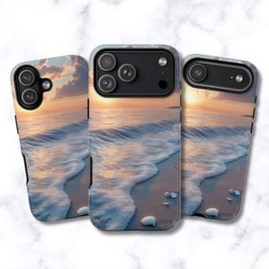 Puede incluir: Tres fundas para smartphone con una escena de playa al atardecer, con suaves olas del océano llegando a la orilla arenosa. El diseño muestra un cielo cálido de tonos naranja y amarillo reflejado en el agua, con pequeñas conchas blancas.