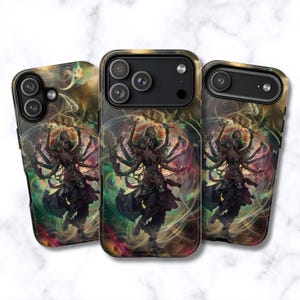 Könnte beinhalten: Drei Smartphone-Hüllen mit einer mehrarmigen Gottheit in dynamischer Pose. Das Kunstwerk zeigt eine dunkelhäutige Figur mit zahlreichen Armen, geschmückt mit dunkler Kleidung und Schmuck, umgeben von wirbelnden, farbenfrohen Lichteffekten.
