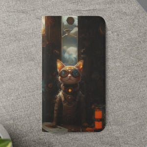 Op de afbeelding: Een telefoonhoesje met een steampunk-ontwerp, met een kat met een bril en een mechanisch pak. Het kunstwerk heeft een gedetailleerde, vintage esthetiek met tandwielen, pijpen en een uitzicht op de lucht op de achtergrond. De hoes is donker met oranje en bruine accenten.