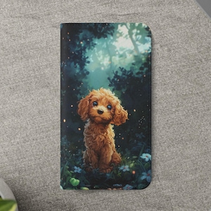 Könnte beinhalten: Eine Handyhülle mit einer Illustration eines braunen Pudelwelpen mit blauen Augen, eingebettet in eine skurrile Waldszene. Das Kunstwerk umfasst üppiges Grün, zarte weiße Blumen und ein weiches, leuchtendes Licht.
