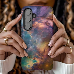 Könnte beinhalten: Eine Smartphone-Hülle mit einem lebendigen Nebeldesign in Lila, Blau, Gelb und Orange. Die Hülle hat ein schwarzes Kameramodul mit drei Linsen.