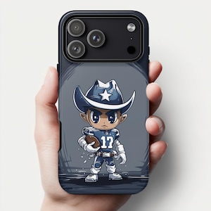 Könnte beinhalten: Eine marineblaue Handyhülle mit einer Cartoon-Illustration eines Footballspielers mit Cowboyhut. Der Spieler hält einen Football und trägt ein Trikot mit der Nummer 17. Die Hülle hat einen dunkelblauen Rand und einen grauen Hintergrund.