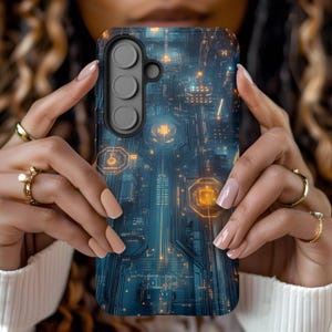 Op de afbeelding: Een smartphonehoesje met een futuristisch printplaatontwerp. De hoes heeft een donkerblauwe en blauwgroene achtergrond met gloeiende oranje en gele lijnen en geometrische vormen. De hoes heeft een zwart cameramodule met drie lenzen.