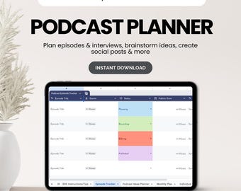 Puede incluir: Un planificador de podcasts digital que se muestra en una tableta. La pantalla muestra una hoja de cálculo con columnas para el título del episodio, los invitados, el estado y la fecha de publicación. El texto en la parte superior dice "PODCAST PLANNER" y "EDITABLE | GOOGLE SHEETS".