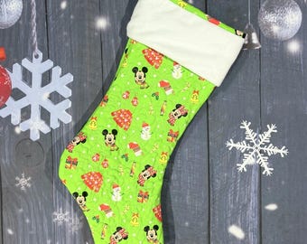 Calcetín navideño de Mickey y Minnie de Disney hecho a mano - Calcetín acolchado verde lima de Mickey Mouse con puño de tela minky blanca, 58 cm (23 pulgadas) Decoración navideña