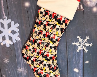 Calcetín navideño de Mickey Mouse hecho a mano - Calcetín acolchado con caras de Mickey y puño de tela minky blanca, grande, decoración navideña de Disney