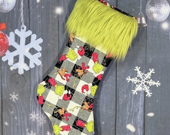 Grinchen julstrumpa, Grinchenstrumpa i fuskpäls, Whoville-inspirerad julstrumpa, handgjord juldekoration på spiselkransen