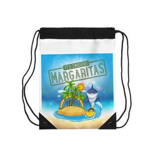 Może przedstawiać: Biały plecak ze sznurkiem ze sceną tropikalnej wyspy z rekinem, palmami i tęczą. Tekst "IT'S TIME FOR MARGARITAS" jest wyświetlany na zielonym znaku. Czarne sznurki i akcenty dopełniają design.