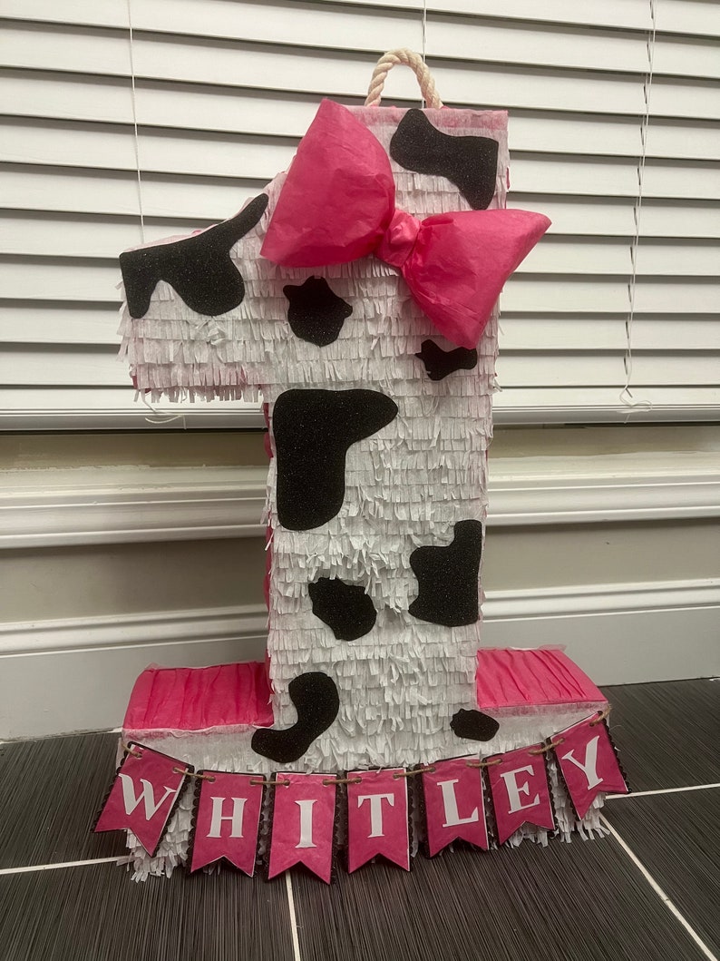 Piñata del primer cumpleaños del rodeo número uno de 25 de alto. Con ...