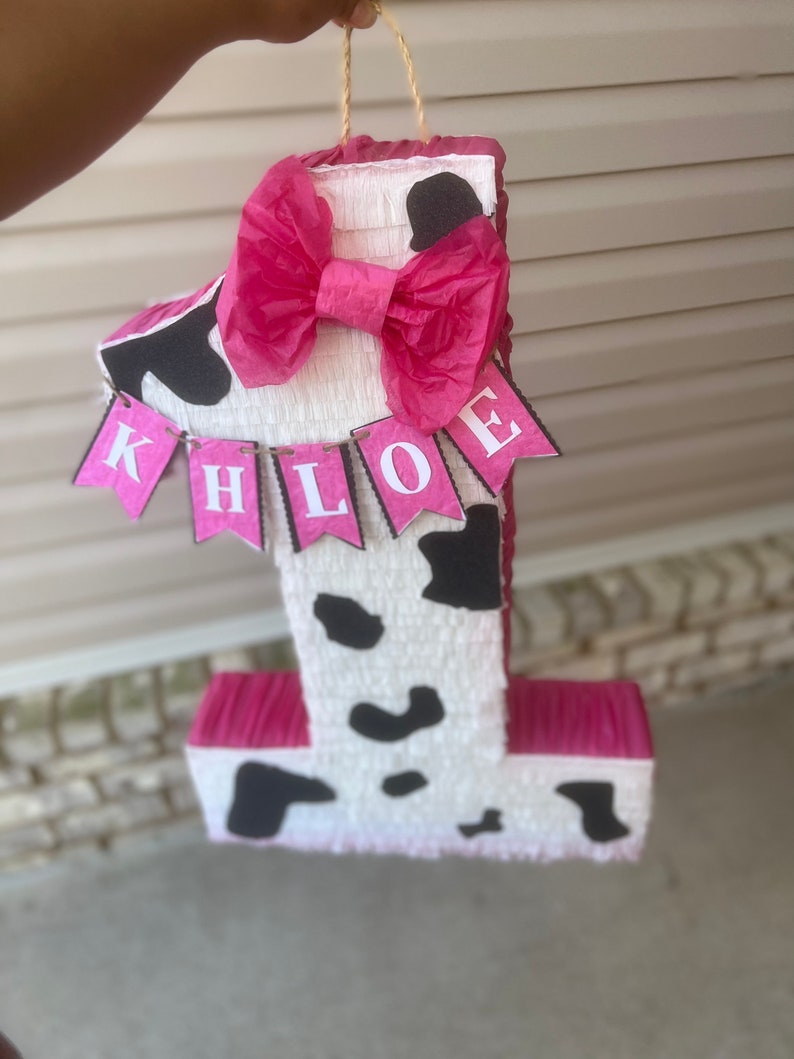 Piñata del primer cumpleaños del rodeo número uno de 25 de alto. Con ...