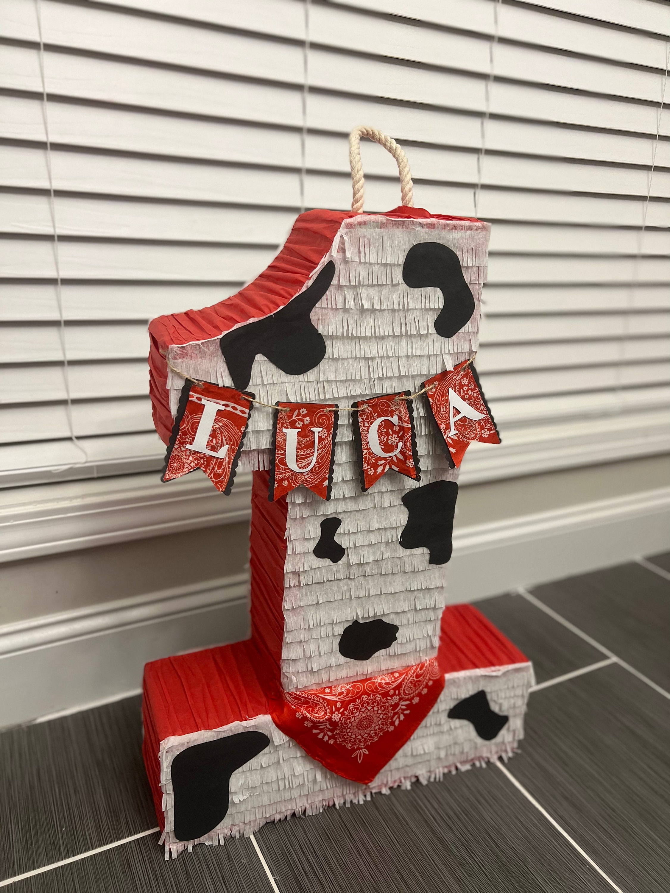 Piñata del primer cumpleaños del rodeo número uno de 25 de alto. Con ...