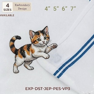 Può includere: Tessuto bianco con un ricamo di un gattino calico. Il gattino è arancione, nero e bianco, con occhi verdi. Il testo "4 TAGLIE DISPONIBILI" e "Design ricamo" sono in alto a sinistra. Misure: 10 cm, 13 cm, 15 cm e 18 cm.