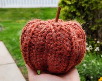 Pull au crochet citrouilles avec tiges de bâtons de cannelle, décoration d'automne, cadeau d'automne, citrouille en tricot. Décorations d'Halloween.