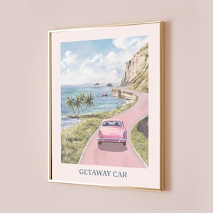 Op de afbeelding: Een roze vintage auto rijdt over een kronkelende weg langs een kustlijn met palmbomen en een klif op de achtergrond. De tekst "GETAWAY CAR" staat onderaan de afbeelding.