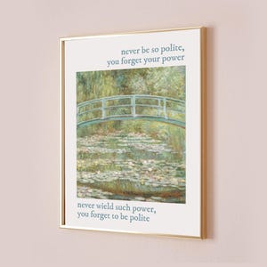Może przedstawiać: Wydruk w ramie z cytatem o władzy i uprzejmości. Cytat brzmi: "Nigdy nie bądź tak uprzejmy, że zapomnisz o swojej władzy" i "Nigdy nie używaj tak dużej władzy, że zapomnisz być uprzejmym". Wydruk przedstawia obraz mostu nad stawem z liliami wodnymi.