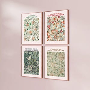 Puede incluir: Cuatro láminas de arte mural rectangulares en marcos finos. Cada lámina presenta un patrón botánico floral con texto: TO LIVE FOR THE HOPE OF IT ALL, IF YOU NEVER BLEED YOU'RE NEVER GONNA GROW, NEVER BE SO CLEVER YOU FORGET TO BE KIND y EVERYTHING YOU LOSE IS A STEP YOU TAKE.