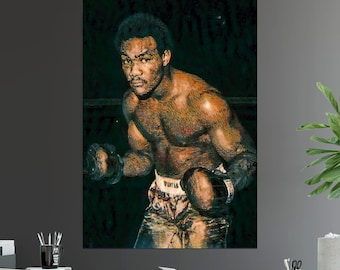 Puede incluir: Una fotografía en blanco y negro de un boxeador con guantes de boxeo y pantalones cortos. Está mirando intensamente a la cámara. La foto es granulada y tiene un aspecto vintage.
