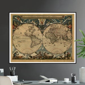 Puede incluir: Una impresión enmarcada de un mapa del mundo antiguo. El mapa es una ilustración detallada del mundo, con dos hemisferios con detalles intrincados de continentes, océanos e ilustraciones. El mapa está enmarcado en un borde negro.