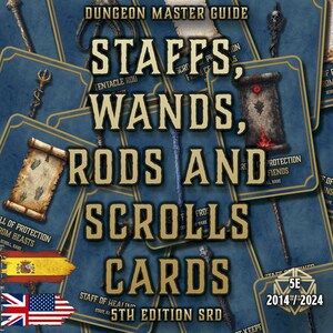 Op de afbeelding: Een blauw kaartspel getiteld "Staffs, Wands, Rods and Scrolls Cards" met illustraties van fantasiewapens. De tekst "Dungeon Master Guide" en "5th Edition SRD" zijn ook zichtbaar. Het spel bevat vlaggen van de Verenigde Staten en Spanje.