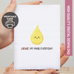 Könnte beinhalten: Eine weiße, bedruckbare Karte mit einer gelben Urintropfen-Figur mit einem lächelnden Gesicht. Die Karte trägt den Text "Urine my mind everyday". Ein pinkfarbenes vertikales Banner auf der rechten Seite zeigt "High Quality Digital Download".