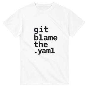 Puede incluir: Una camiseta blanca de manga corta con texto negro impreso en la parte delantera. El texto está dispuesto en cuatro líneas y dice: git, blame, the, .yaml. La camiseta tiene cuello redondo y un corte estándar de tela blanca lisa.