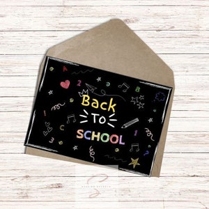 Tarjeta de primer día en la escuela, Tarjeta de regreso a clases, Tarjeta de primer día de escuela infantil, Tarjeta de escuela primaria, Tarjeta de escuela nueva, tarjeta estilo pizarra