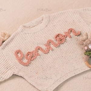 Pull personnalisé pour bébé fille avec nom et monogramme brodés à la main Un cadeau de Noël réconfortant de la part d'une tante image 2