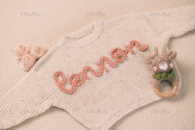 Pull personnalisé pour bébé fille avec nom et monogramme brodés à la main Un cadeau de Noël réconfortant de la part d'une tante image 2