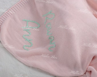 Couverture avec nom personnalisée fabriquée à la main - Apportez de la chaleur et du style à votre bébé, adaptée pour les baby showers.