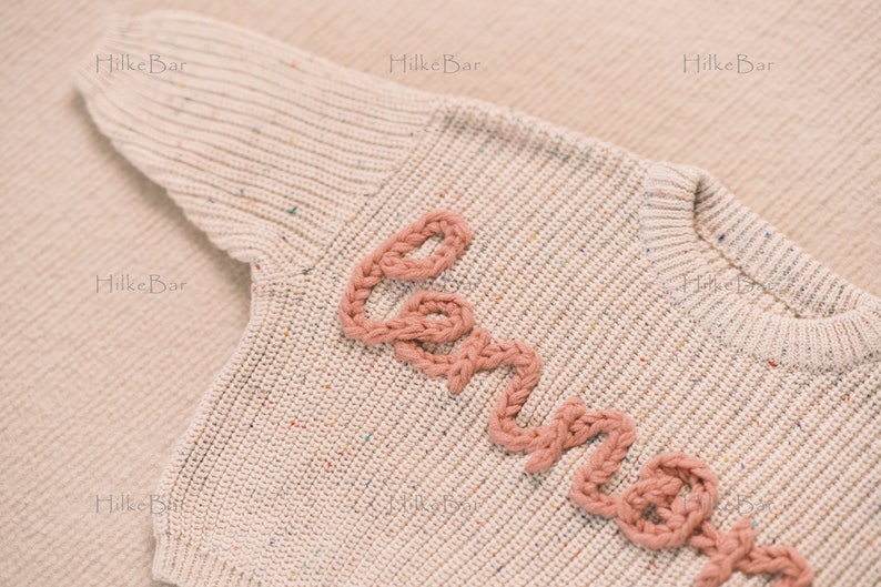 Individueller Baby-Pullover für Mädchen mit handgesticktem Namen und Monogramm ein herzliches Geschenk von Tante Bild 1