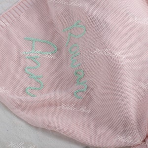 Handgefertigte personalisierte Namensdecke Bringen Sie Wärme und Stil zu Ihrem Baby, geeignet für Babypartys. Bild 2