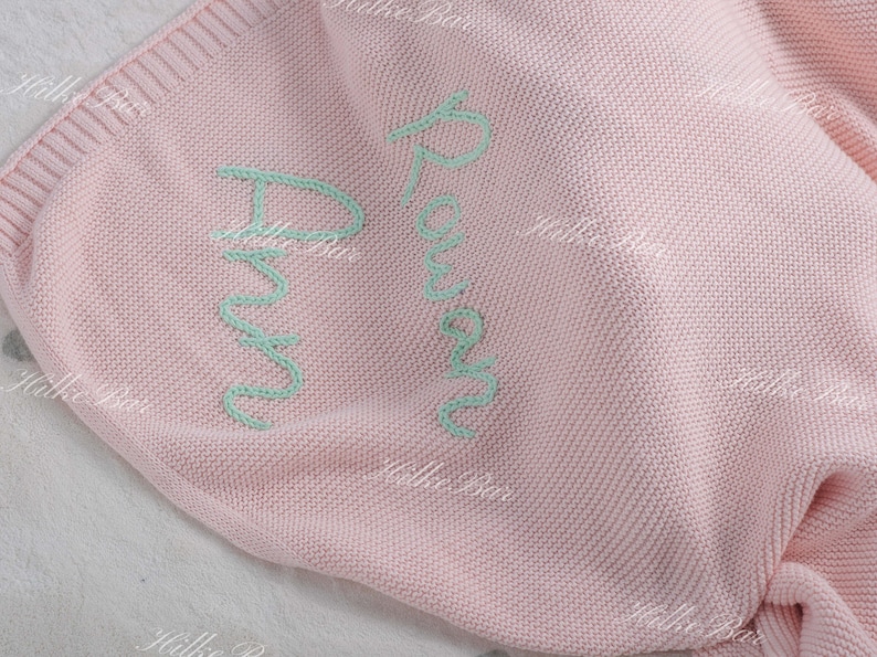 Handgefertigte personalisierte Namensdecke Bringen Sie Wärme und Stil zu Ihrem Baby, geeignet für Babypartys. Bild 2