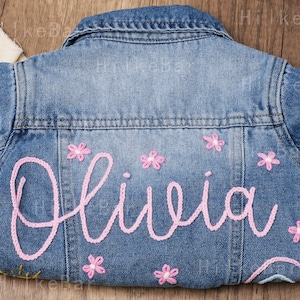 Veste en jean personnalisée brodée à la main pour tout-petit : un ajout unique et élégant à la garde-robe de votre bébé image 3