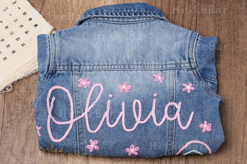 Veste en jean personnalisée brodée à la main pour tout-petit : un ajout unique et élégant à la garde-robe de votre bébé image 3