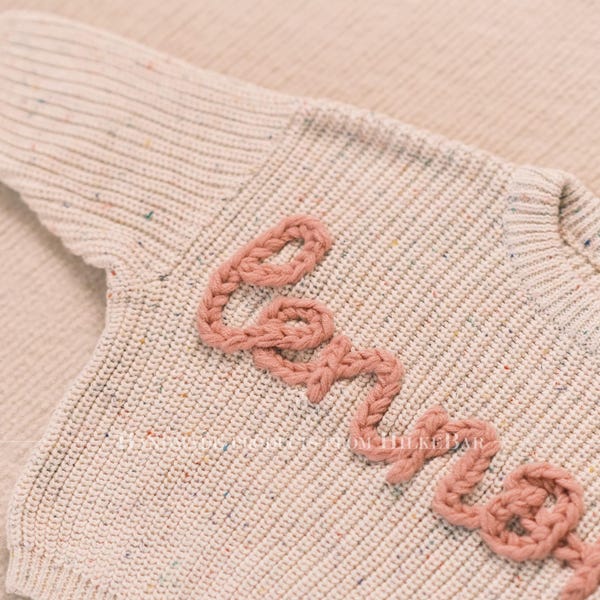 Aangepaste babysweater met handgeborduurde naam en monogram - een oprecht cadeau van tante